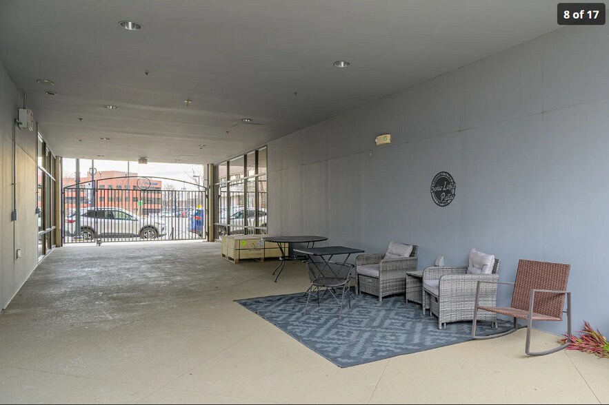 Building Photo - 400 E Locust St