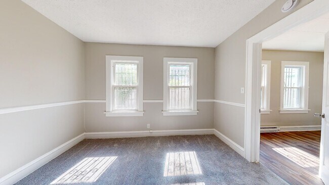 Building Photo - 3052 Sackett Ave