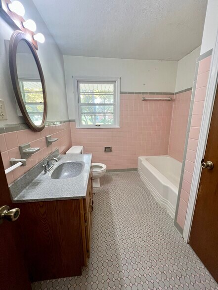 Building Photo - 73 Forest Dr