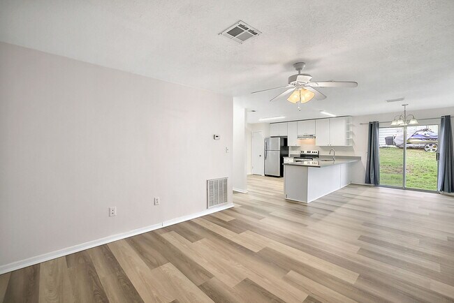 Building Photo - 202 Fernwood St