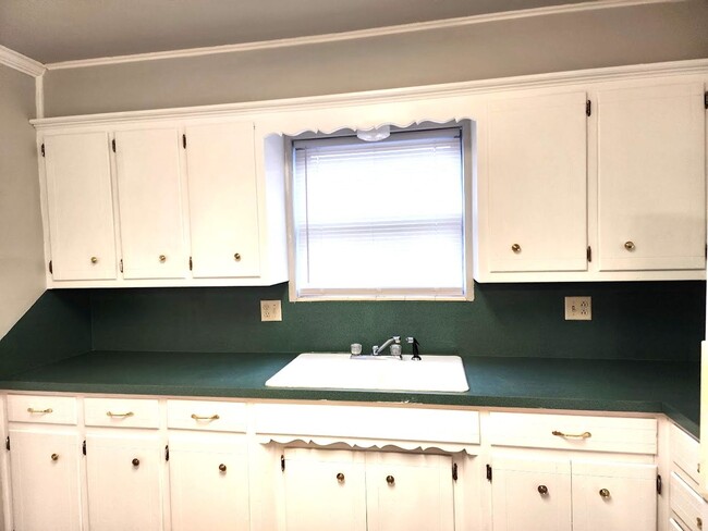 Building Photo - 3 Bed 1.5 Bath 1 Car Garage in the Henders...
