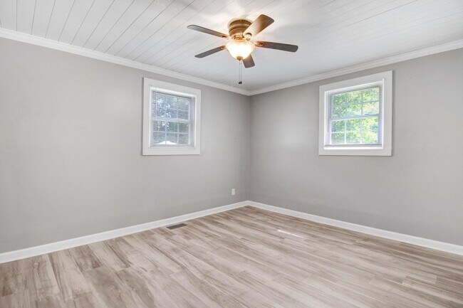 Building Photo - ADORABLE 3 BR | 1 BA HOME - 2 Car Detached...