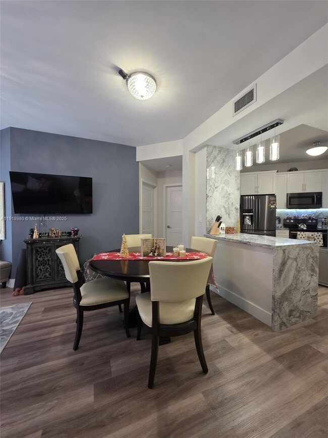 Building Photo - 15529 Miami Lakeway N