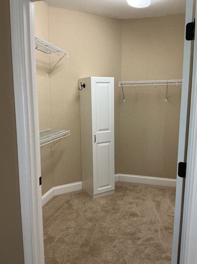 Building Photo - Luxury Living Made Easy in a Desirable Nei...