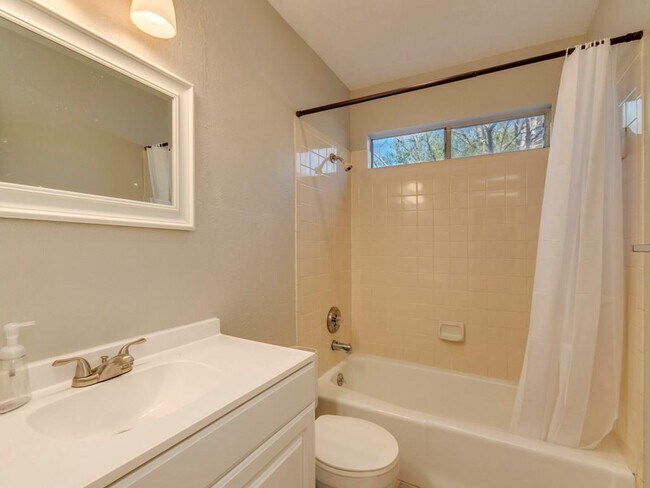 Building Photo - 9101 Japonica Ct