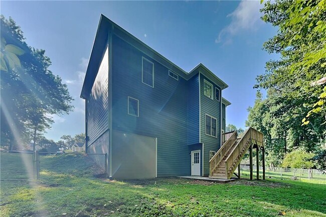 Building Photo - 220 Poppy Tree Ln