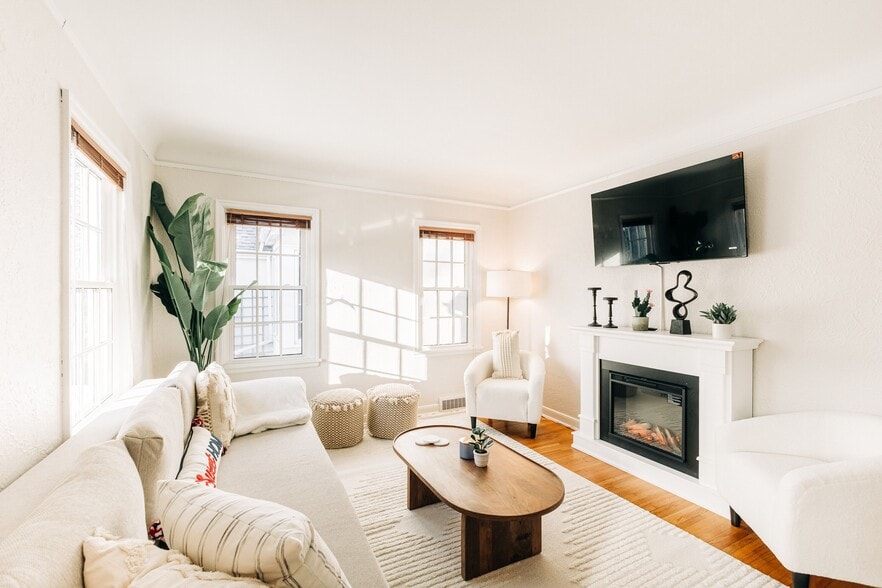 Building Photo - 1570 Chelsea St