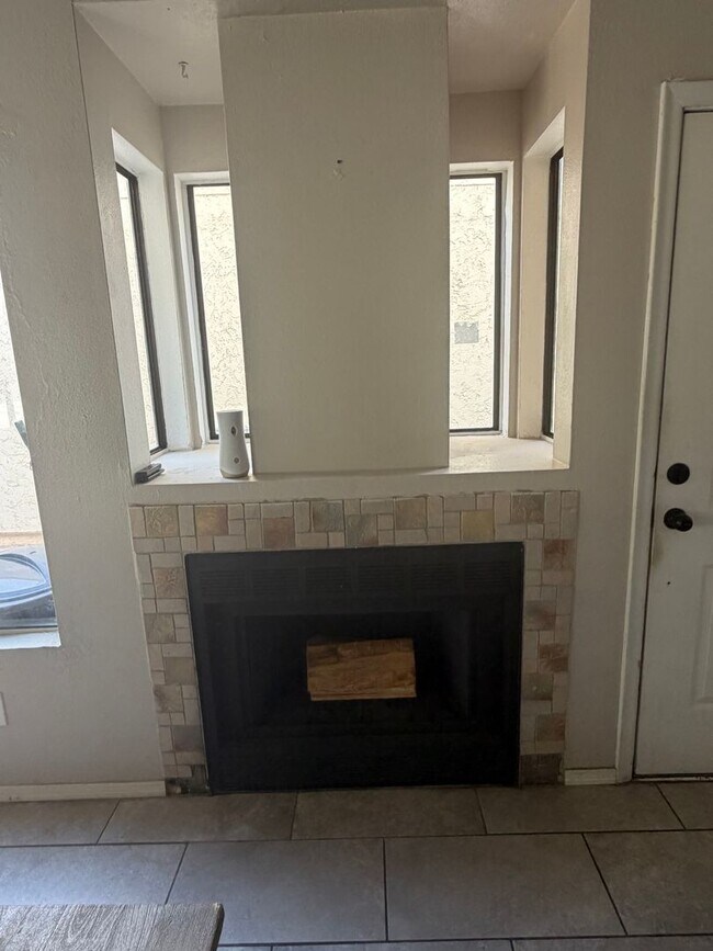 Building Photo - 2 Bedroom 2 bath private enclosed yard for