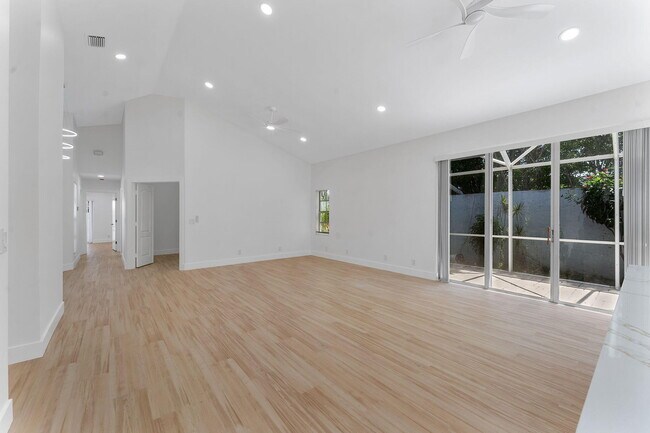 Building Photo - 897 Dickens Pl