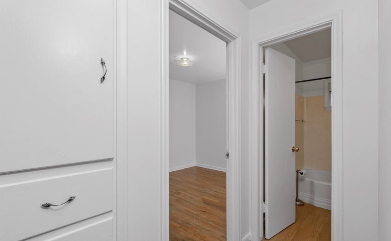 Building Photo - 570 N 8th E