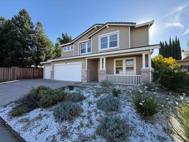 Building Photo - Great 4 Bedroom with Pool