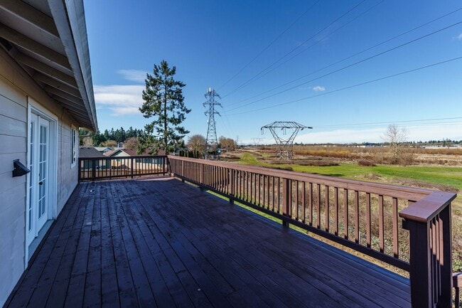 Building Photo - 4 Bedroom 2.5 Bathroom With Large Fenced B...