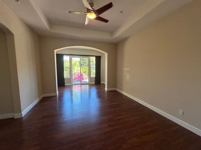 Building Photo - Luxurious and Spacious 5 Bedroom in Gilroy
