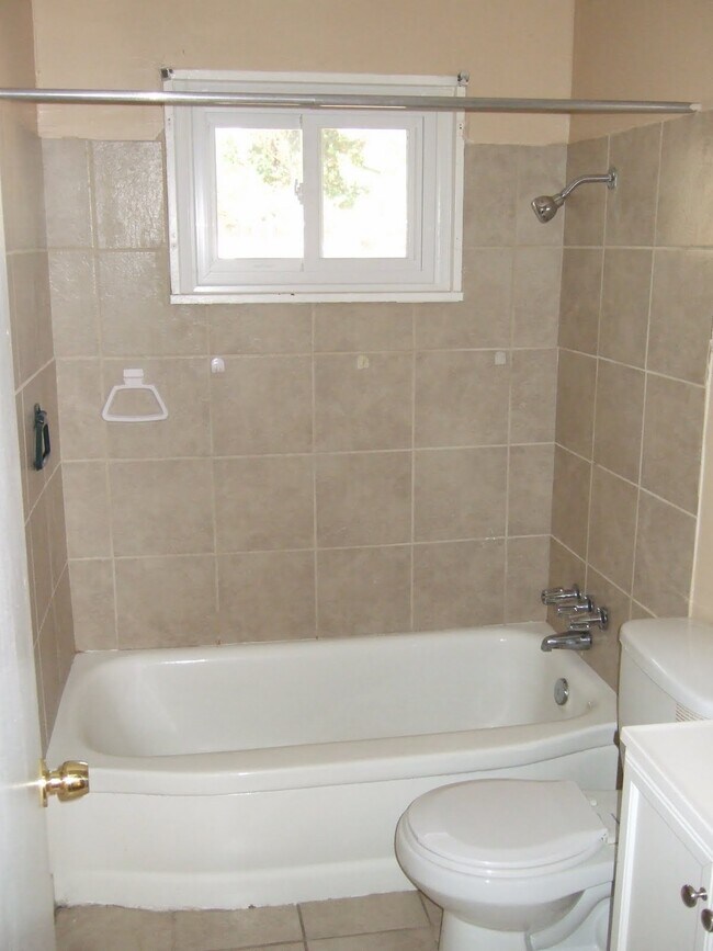 Building Photo - 626 Meadowview Dr