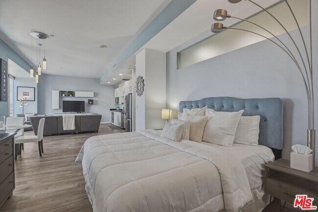 Building Photo - 1100 Wilshire Blvd