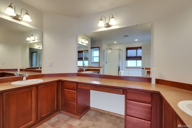 Building Photo - Beautiful home on corner lot!