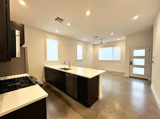 Building Photo - 1931 E 38th 1/2 St