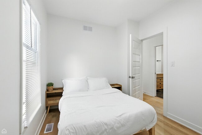 Building Photo - 1024 S Ridgeland Ave