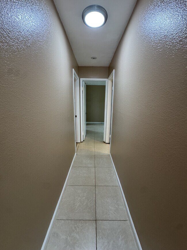 Building Photo - 46-1031-1031 Emepela Wy
