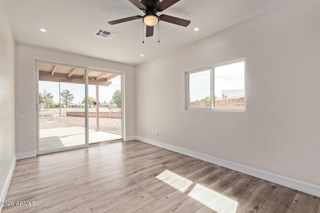 Building Photo - 11437 W Lakeshore Dr