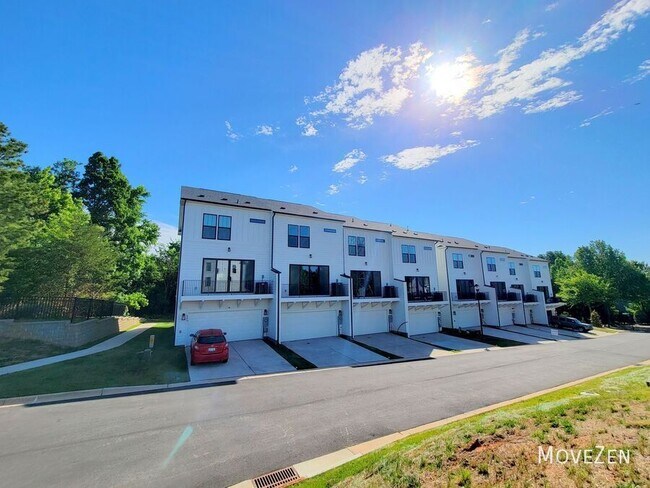 Building Photo - 645 District Ct