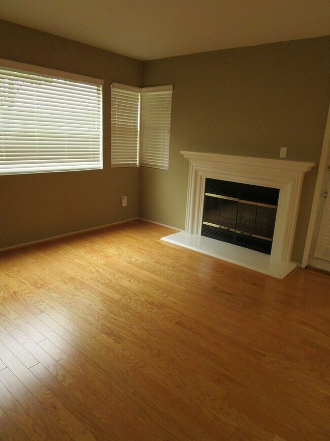 Building Photo - Gated Raintree Terrace Condo!