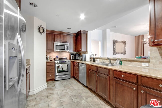 Building Photo - 1726 S Bentley Ave