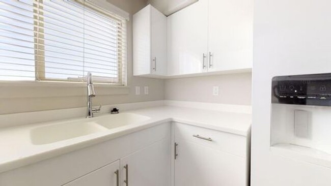 Building Photo - 2 BED 1 BATH CONDO FOR RENT IN OREM!!!