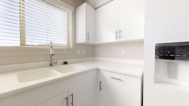 Building Photo - CONDO 2 BED 1 BATH BEHIND WINCO FOR RENT I...