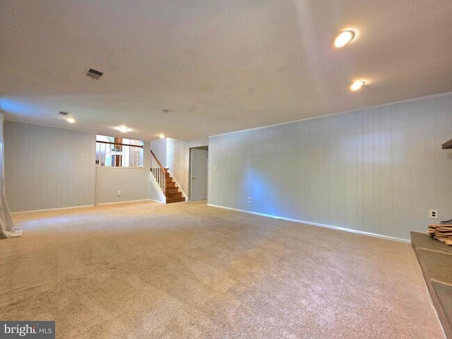 Building Photo - 2215 Collingwood Rd