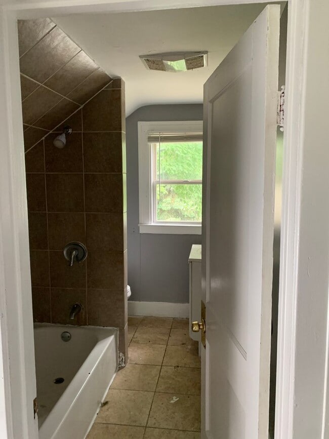 Building Photo - 3 Bedroom Home In Pontiac