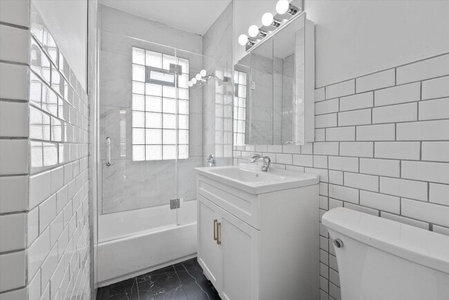 Building Photo - 2026 E Kenilworth Pl