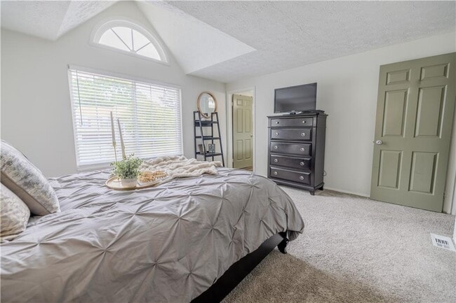 Building Photo - 2073 Raintree Pl