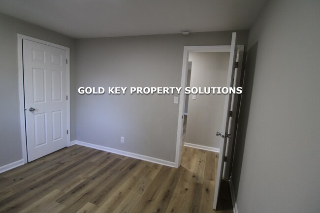 Building Photo - 3 BR 1 BA Brick Ranch with New Flooring an...
