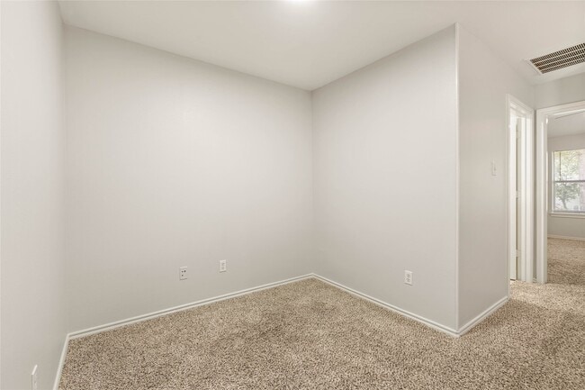Building Photo - 10 Scenic Brook Ct