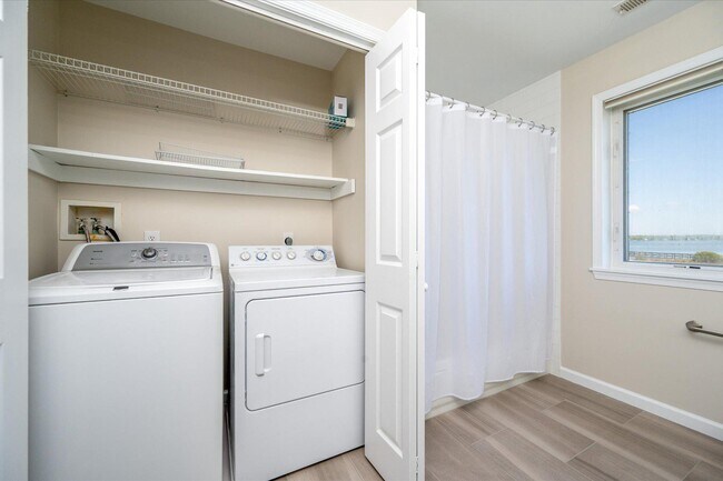 Building Photo - 1100 Paca Dr