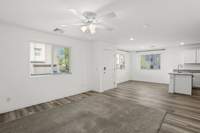 Building Photo - Beautiful 3 BR 2.5 BA Townhouse built in 2...
