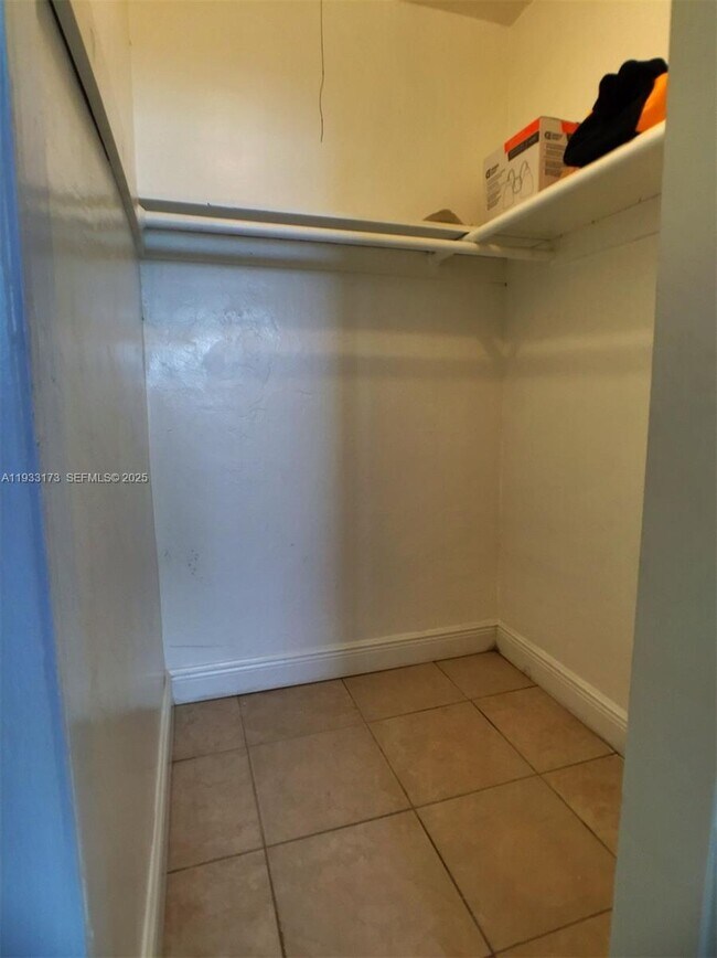 Building Photo - 825 Euclid Ave