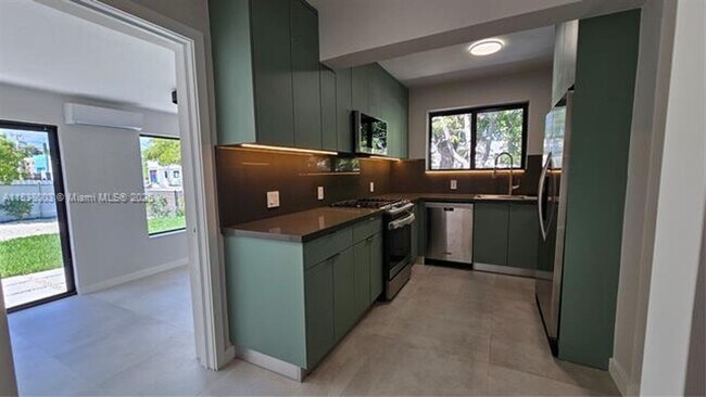 Building Photo - 424 NE 63rd St
