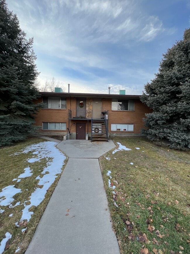 Building Photo - 2 Bedroom Apartment -2023 remodel New paint, flooring, and granite countertops