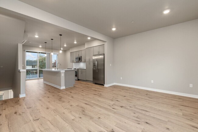 Building Photo - Modern 3 Bedroom Townhome with Designer Finishes in Lynnwood
