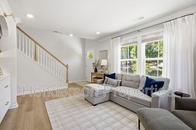 Building Photo - 3008 Oak Landing Dr
