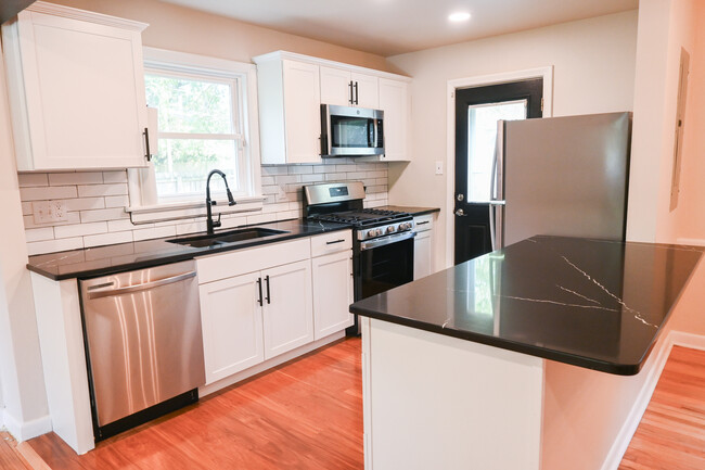 Building Photo - 1001 Willow Lawn Dr