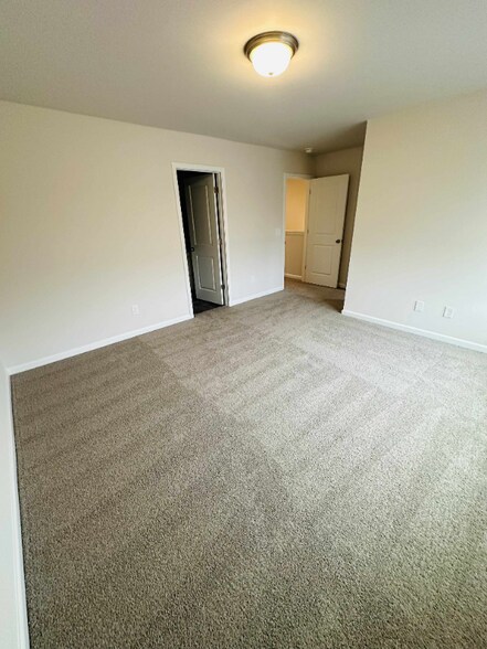 Building Photo - 2041 Dy Lily Dr