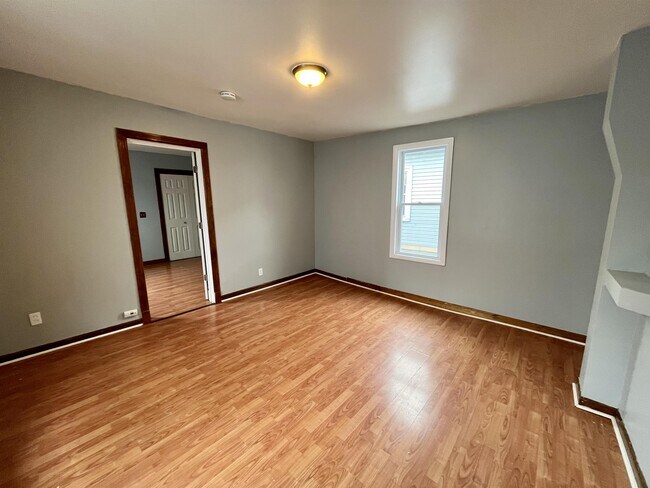 Building Photo - 405 Bristol St