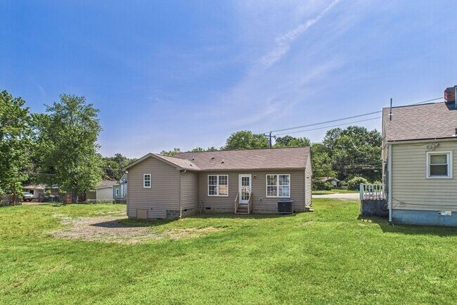 Building Photo - Beautifully Updated 3-Bedroom Home in Gree...