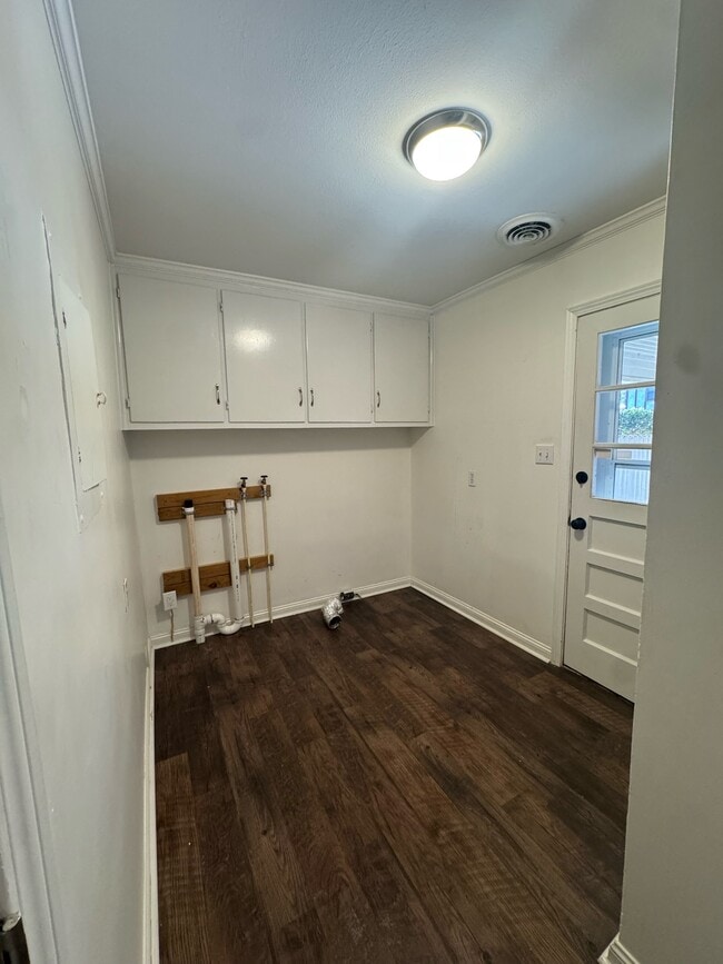 Building Photo - 1504 Lambard Dr