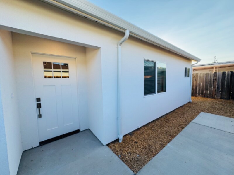 Building Photo - 5037 Kenmore Dr