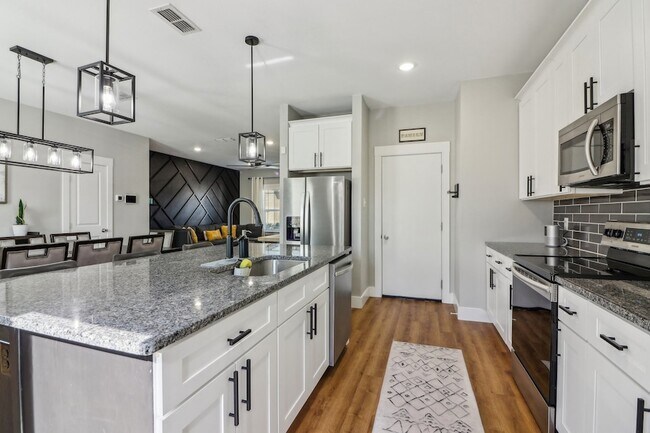 Building Photo - 6165 River Pointe Dr