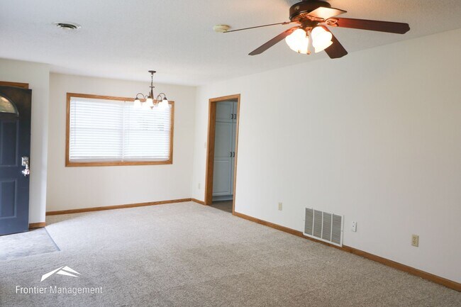 Building Photo - Three Bedroom Home Near Westloop Shopping ...